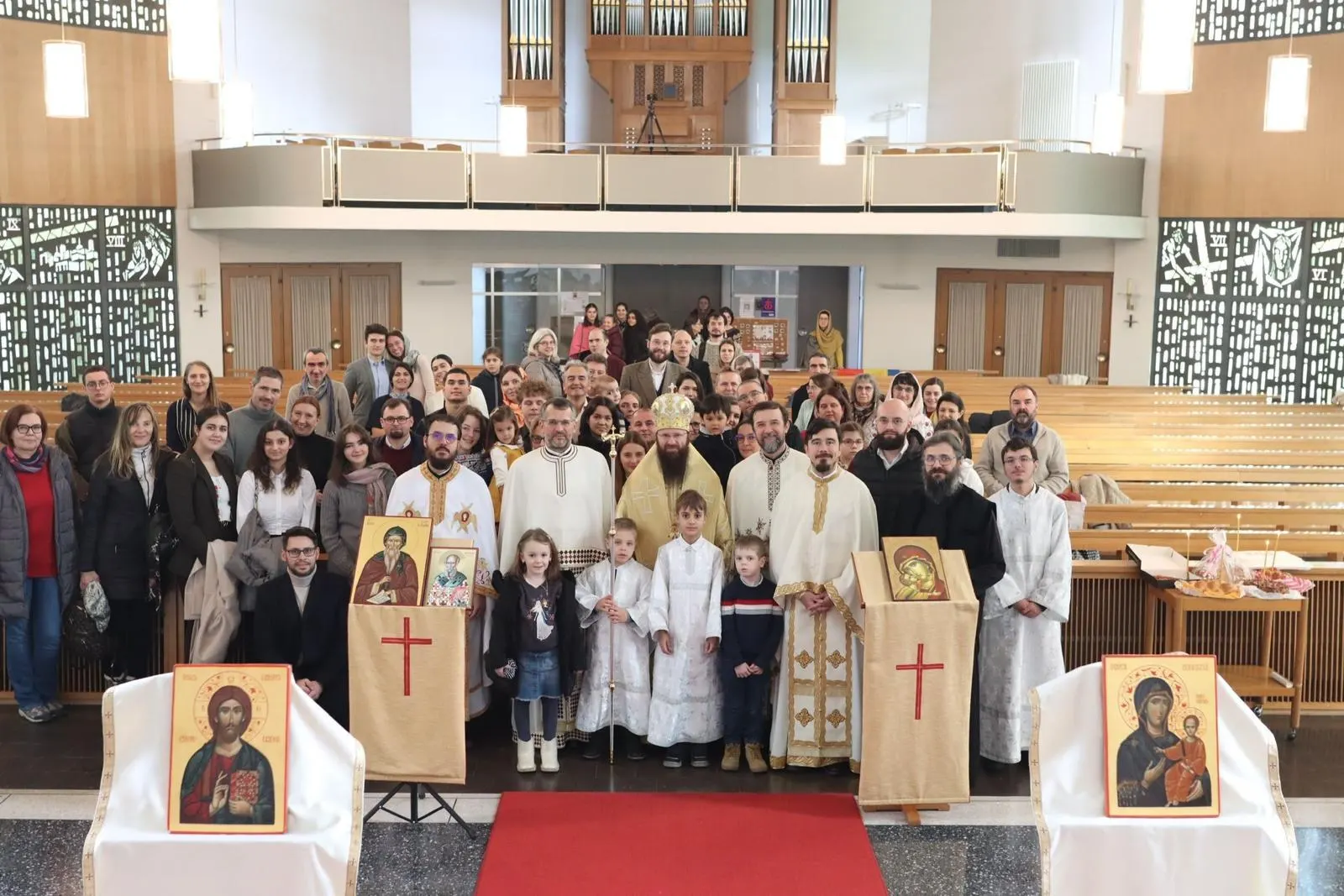 La communauté de l’Église orthodoxe roumaine de Baden avec le clergé dans l’église.